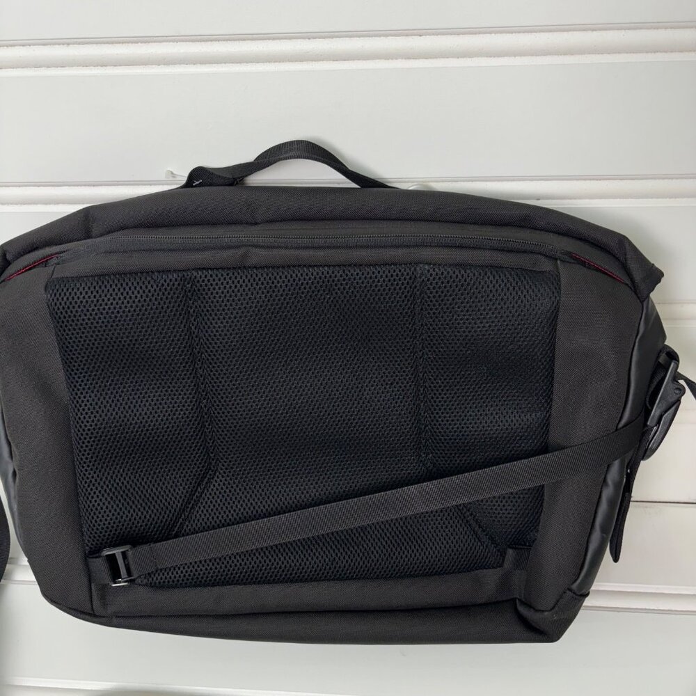 Helly Hansen Black Messenger Bag Adjustable Shoulder Strap Broken Back Zipper - Picture 7 of 16